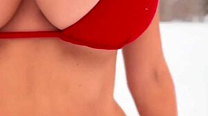 ホーニーな義母、クリスマスに新しいセクシービキニを自慢して義息にディーティートーク