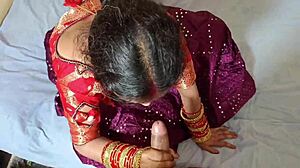 Сводный брат ебёт экзотическую сводную сестру в доггистайле после минета, заставляя стонать грязно в индийском стиле 🥵