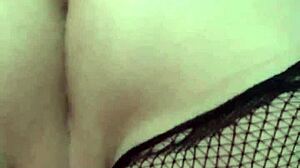 Kurba sleče nedrček in oblačila za naravne prsi ki škropijo z razprtimi nogami vibrator solo