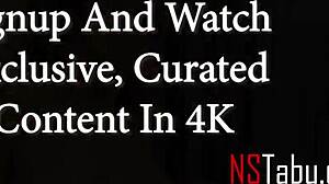 Schlanke Schülerin im Kostüm wird doggystyle gebeugt von altem Lehrer. Nimmt harte Lektionen in den Weihnachtsferien.