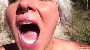 Cúca a prehltne na verejnej turistickej ceste