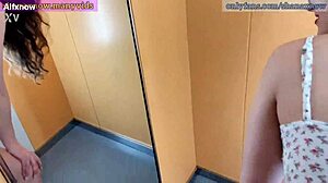 Slatka devojka sa dugom kosom daje duboki oral u javnom liftu, guta spermu.