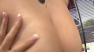 Hej, táto lesbická masáž s dvoma horúcimi bujnými zrelými milfami, čo si lížu piče, vyzerá intenzívne