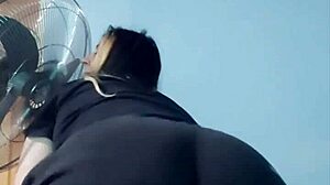 يا رجل، هذه السمينة تتحرشني ببنطالها الضيق، مؤخرتها الكبيرة والمستديرة تجعلني جامد، أريد تمزيقها ونيك كسها السمين بقوة