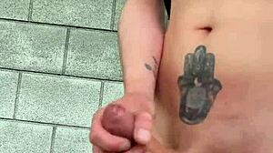 Hurtig udendørs håndjob uden bukser på offentlig sted