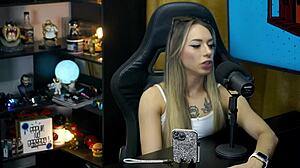 Bianca Demarchi paljastaa tatuoidun vartalonsa ulkona puremalla Ruanin korvaa ja kaulaa läheisessä haastattelussa