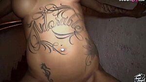 Fiatal amatőr 18+ Anni Angel dominálja az öreg nagyapát kicsi 18+ farkával kemény femdom BDSM szexben