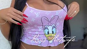 Digo, la esposa del vecino se desnuda y baila con tetas y culo grandes esperando en el mejor club de fans