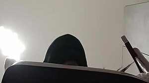 目隠しされた熟女、モンスター・チンポを吸え？