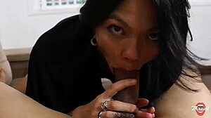 近所のタトゥー入りの日本の奥さんが小さな18+天然おっぱいのママみたいにチンポをディープスロートPOV！🔥