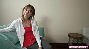 Stiefzus leert stiefbroer neuken met blowjob