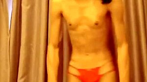 태국 레이디보이 Aum이 거대한 자지 지배로 더블 애널 섹스 받는 거