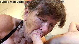 Babica Peggy Sue nabija dvojni dildo v divji akciji