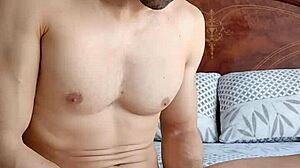 เล่นหนังหุ้มปลายควยขณะจับควยจนน้ำแตก