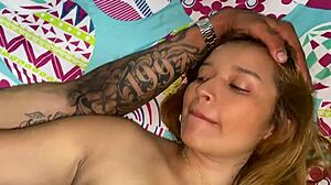 Me follo a mi hermanastro por su gran coño por primera vez