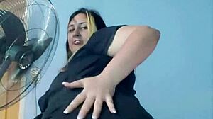 يا رجل، هذه السمينة تتحرشني ببنطالها الضيق، مؤخرتها الكبيرة والمستديرة تجعلني جامد، أريد تمزيقها ونيك كسها السمين بقوة