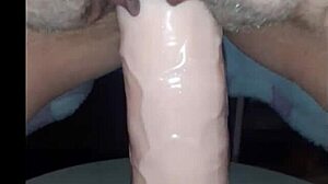 Věříš tomuhle domácímu sexu páru s hračkami a hraním s kundou?