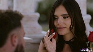 Violet Starr sukeltaa pilluun lihaksikkaalla ruskealla tyypillä sukissa imun ja ratsastuksen aikana