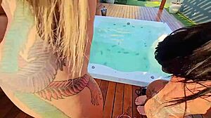 Iso tissit latinalaiset suutelevat ja leikkivät biseksuaalisia pelejä nuorten 18+ kauniiden perseiden kanssa porealtaassa.