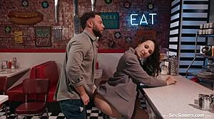 Boomer Nyilvánosan Kézimunkát Kap GenZ Csajtól 😏