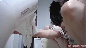 فتاة آسيوية تعرض كسها المشعر على الكاميرا، تشير إلى لعبة شرجية