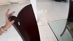 Дълбоко гърло каубой с големи зърна латино заварена сестра в банята до кума в устата