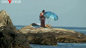 Sveta! Snemanje na nudistični plaži se spremeni v hardcore zunanj seks z zažgano ženo pod soncem!