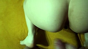 Masturbating in front of that beautiful ass 😍
