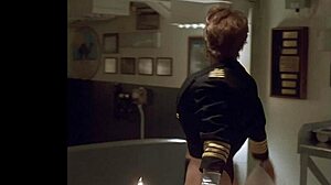 Wil je Erika Eleniak's hete stripper scène zien in klassieke retro stijl?