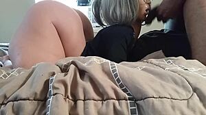 Kum på tykk bestemor med briller som knuller rumpe GILF sexdukke