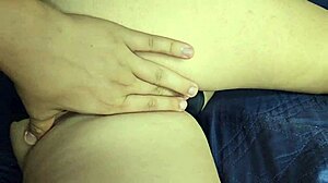 Süße junge Studentin Ana zeigt ihre saftige behaarte große Fotze in leidenschaftlichem Paar-Sex