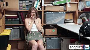 Kicsi barna tini lebukik és megbaszva a rossz zsarutól az irodában