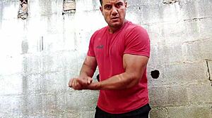 Yuri Gaúcho, that Brazilian bear, does a muscular solo handjob with huge cumload 😈