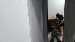 왜 브루넷 와이프 남편 배신하고 배관공 큰 자지 베어백으로 박아?