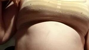 Amateur Pequeña 18+ Juega con Tetas Naturales Grandes en Lencería POV