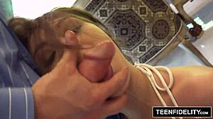 Veja a jovenzinha de 18+ dar creampie e facial de verdade! Ela geme de prazer