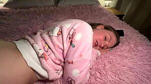 Enteada implora pra não parar e gozar dentro dela