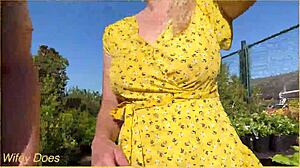 Zanimiva ženica izstopi brez nedrčka v sladkem poletnem oblačilu, razkazuje neverjetne blond lase za javno zunanje eksibicionistično zabavo z domačim vzburjenjem