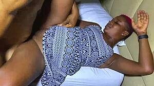 哦，天哪，那个迷你裙里的黑屁股看起来好曲线，英国的，和跨种族朋友一起。