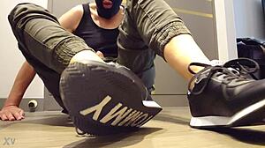 Wanking in sneakers feels so good 😏