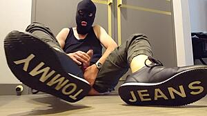 Wanking in sneakers feels so good 😏