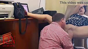 pisarniška dominacija s femdom šefinjo, ki prisili zaposlenega lizati njeno veliko pičko pod skrito kamero