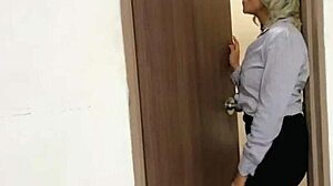 Dostavljalec vzame nagrado od lepih čeških deklet v domačem javnem eksotičnem prizoru