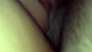 Brunetčina mokrá píča bere obrovský čurák