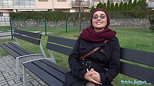 عميل عام جميلة أفغانية تدفع بزب عربي عملاق في الخارج مع إنزال