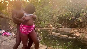 Garota amadora de vila com peitos perfeitos leva foda rápida e bruta na corrente