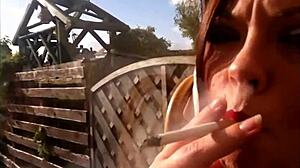 La sexy BBW Tina Snua fume une cigarette liège avec dérivés snap inhale double pompage nez exhale