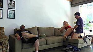 Utro kone knuller venns ræv i trio ved siden av cuckold