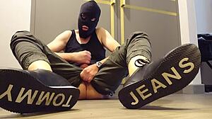 Wanking in sneakers feels so good 😏
