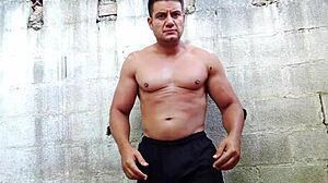 Yuri Gaúcho, that Brazilian bear, does a muscular solo handjob with huge cumload 😈